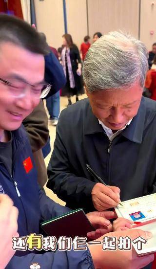 近日，现任福建福耀科技大学校长王树国在哈工大演讲散场时，被一位留任的年轻老师拦下，对方举着二十年前的本科毕业证求签。最近网上有个事儿吵得挺热，不是什么明星八卦，也不是什么狗血纠纷，就是一张二十年前的本科毕业证，和一个校长的签名。说起来也简单，福建福耀科技大学校长王树国，去哈尔滨工业...